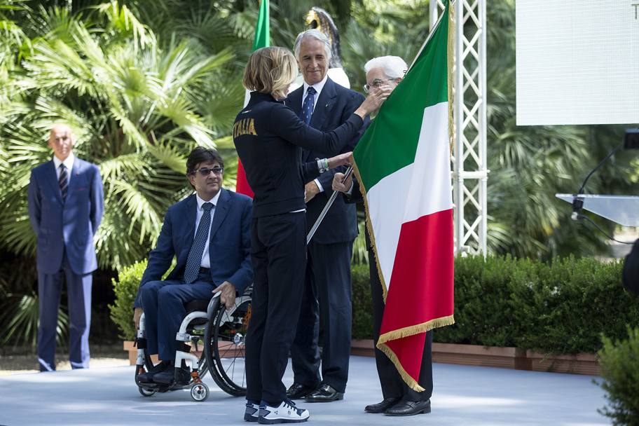 Federica Pellegrini riceve la bandiera dalle mani del Presidente della Repubblica (Lapresse)